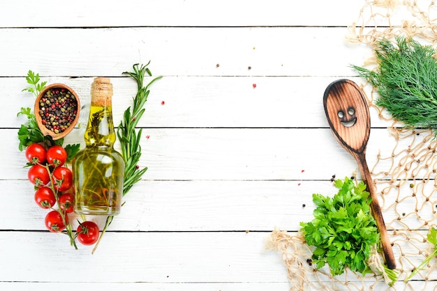 Talenty kuchenne i składniki na stole